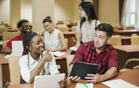 youngsters-spending-time-library (1)
